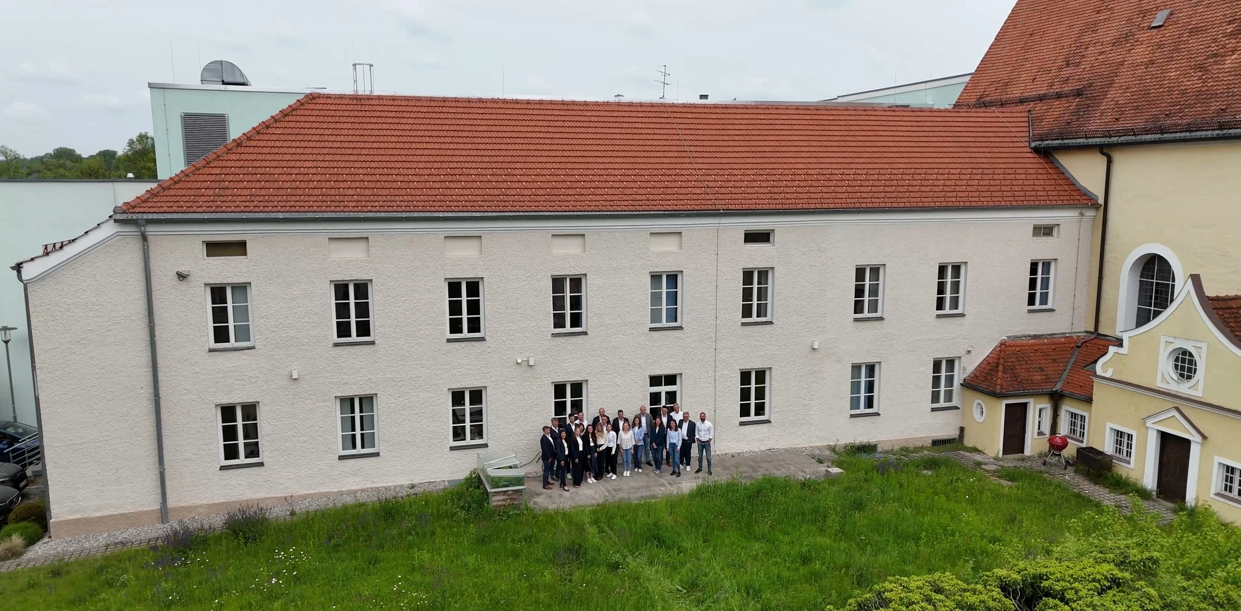 Gruppenbild des Teams vor dem Bürogebäude