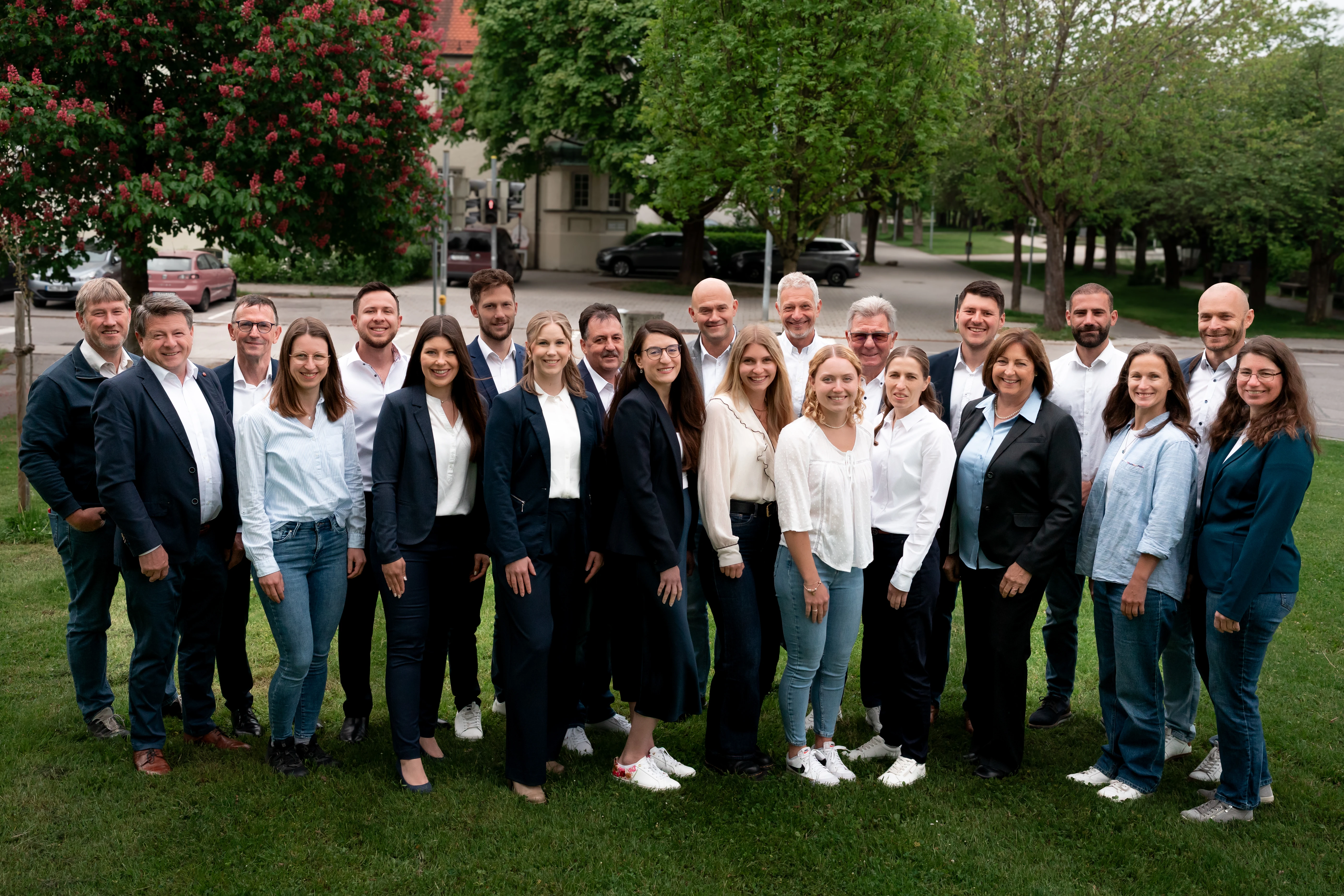 Gruppenbild des Teams vor dem Bürogebäude